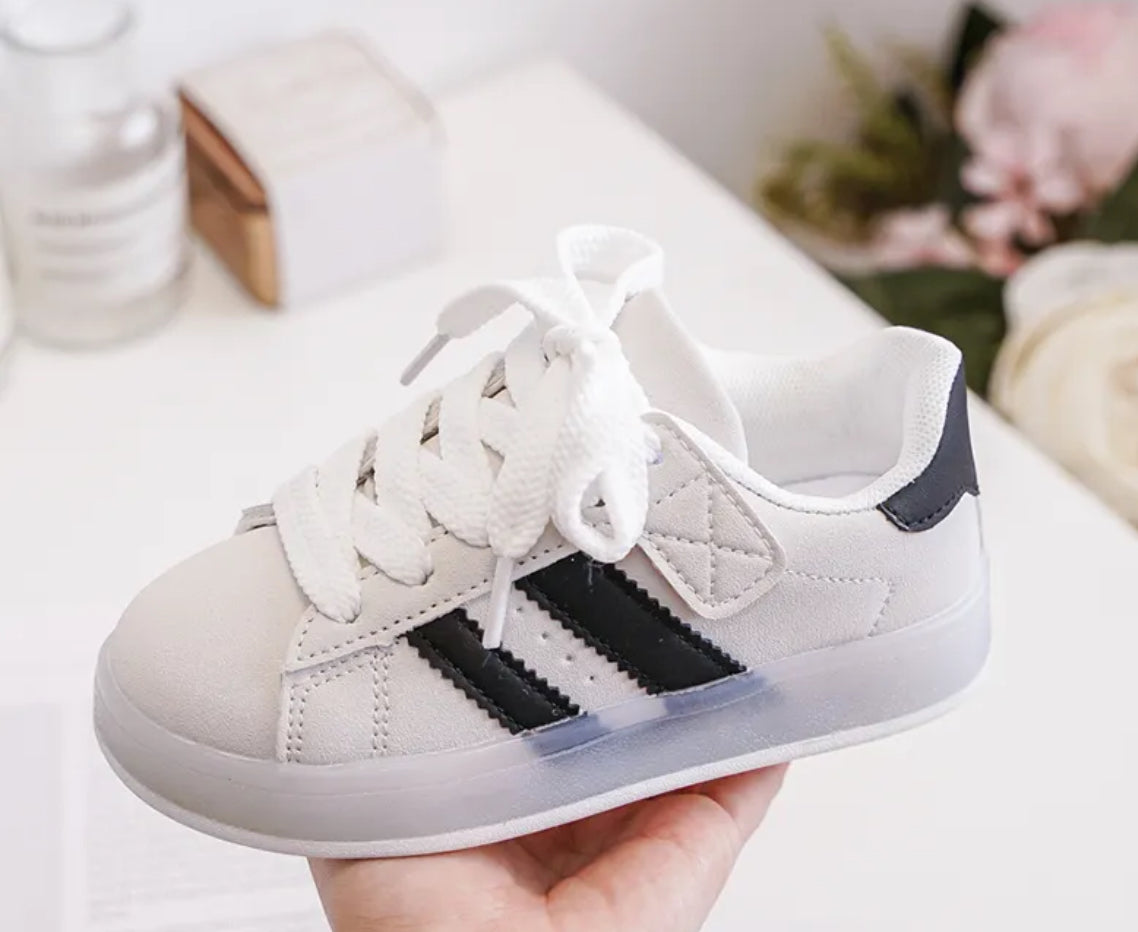 Basket blanche et noire lumineuse avec scratch