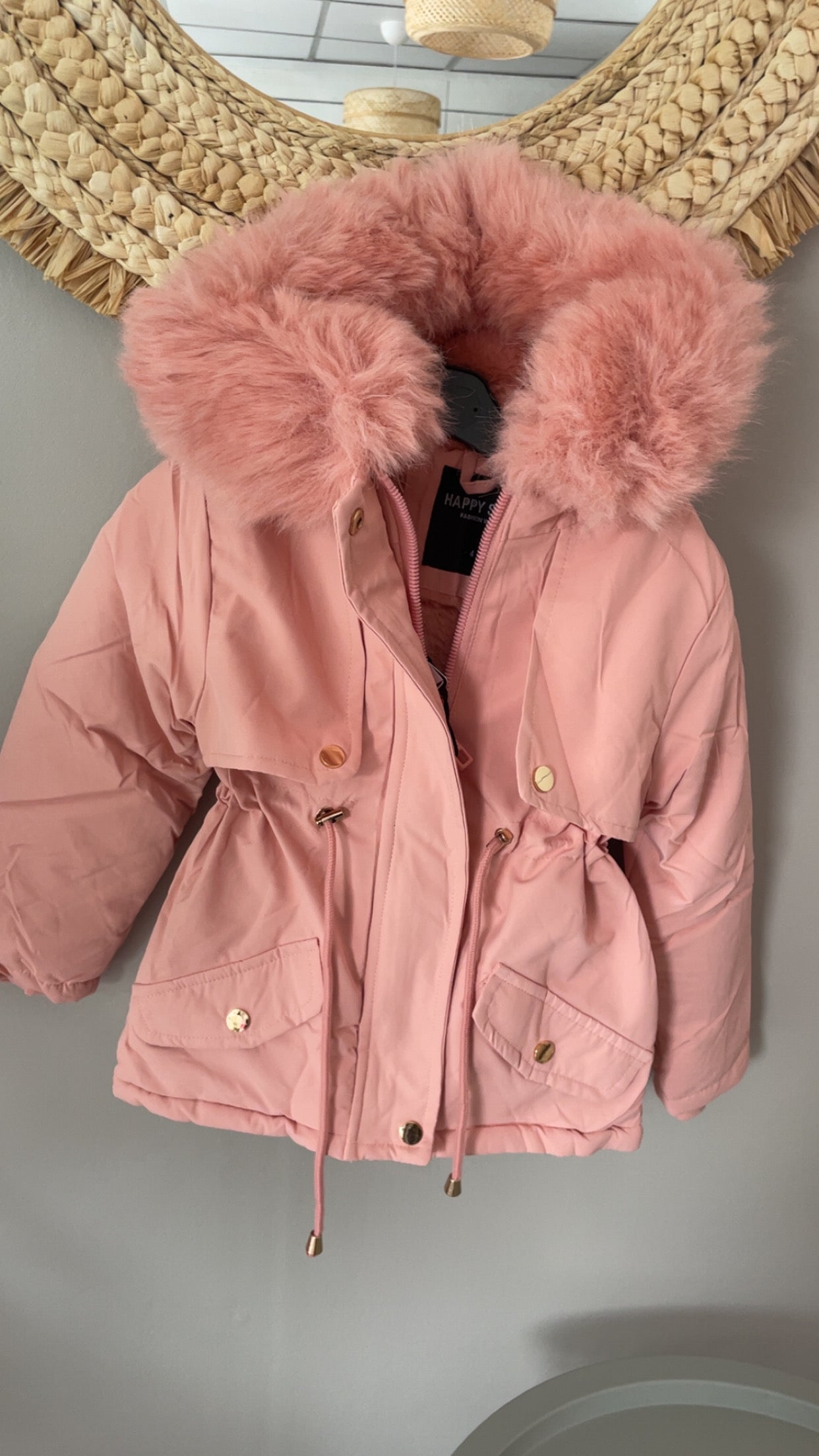 Manteau parka rose avec capuche et fourrure