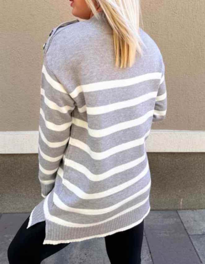 Pull gris à rayure blanche avec boutons officiers