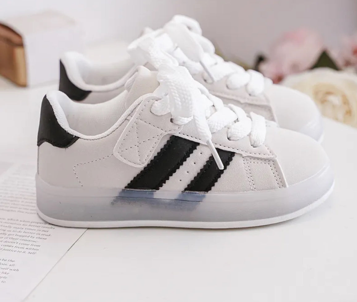 Basket blanche et noire lumineuse avec scratch