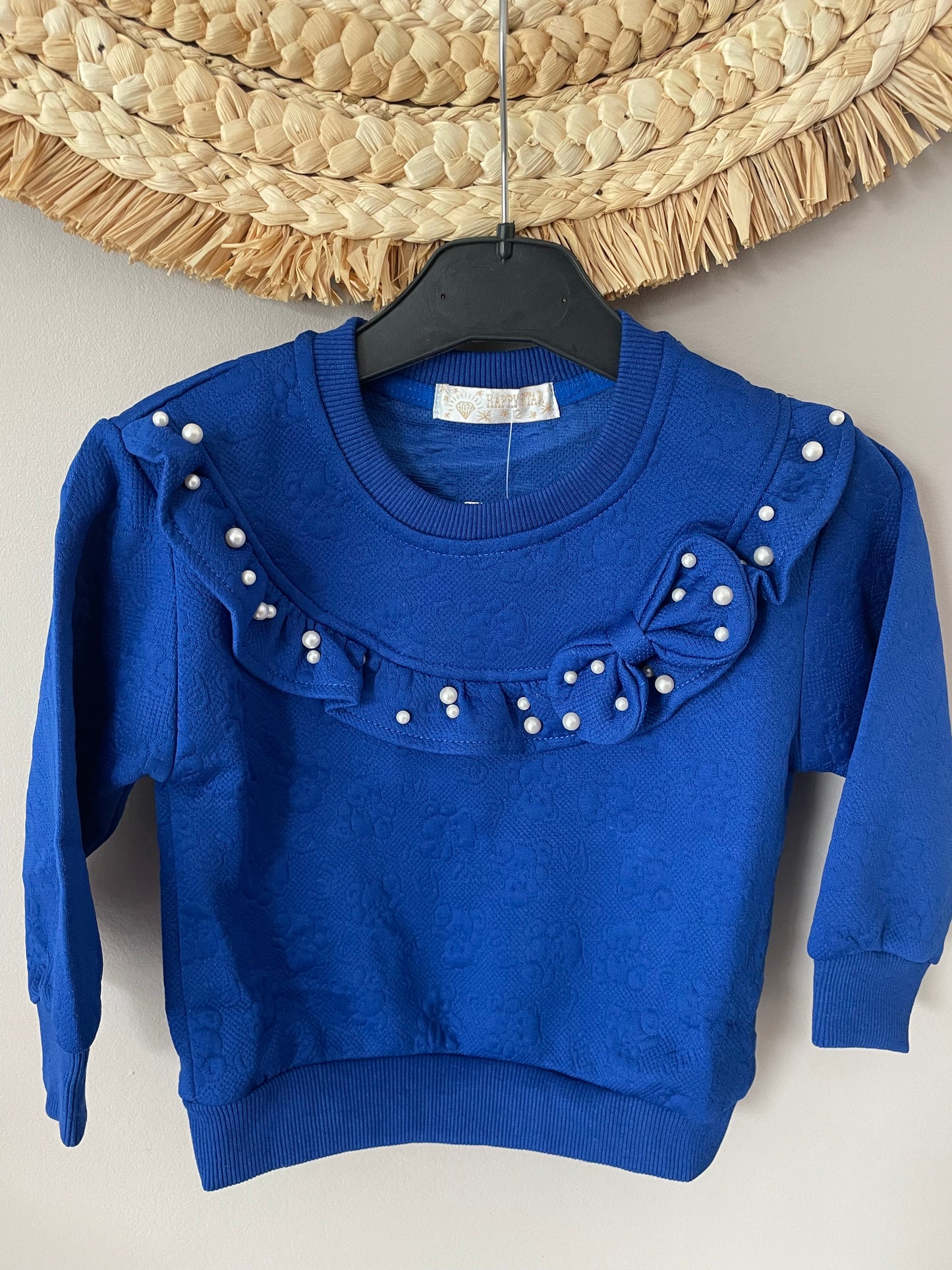 Pull bleu avec perle et noeud
