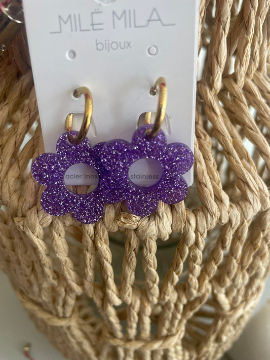 Boucle d’oreille fleur en résine