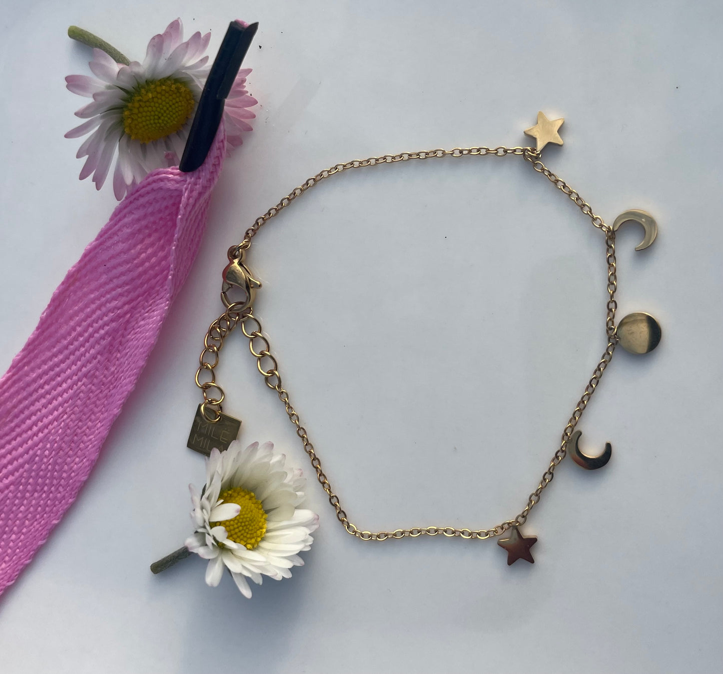 Bracelet breloque avec un rond une lune et une étoile