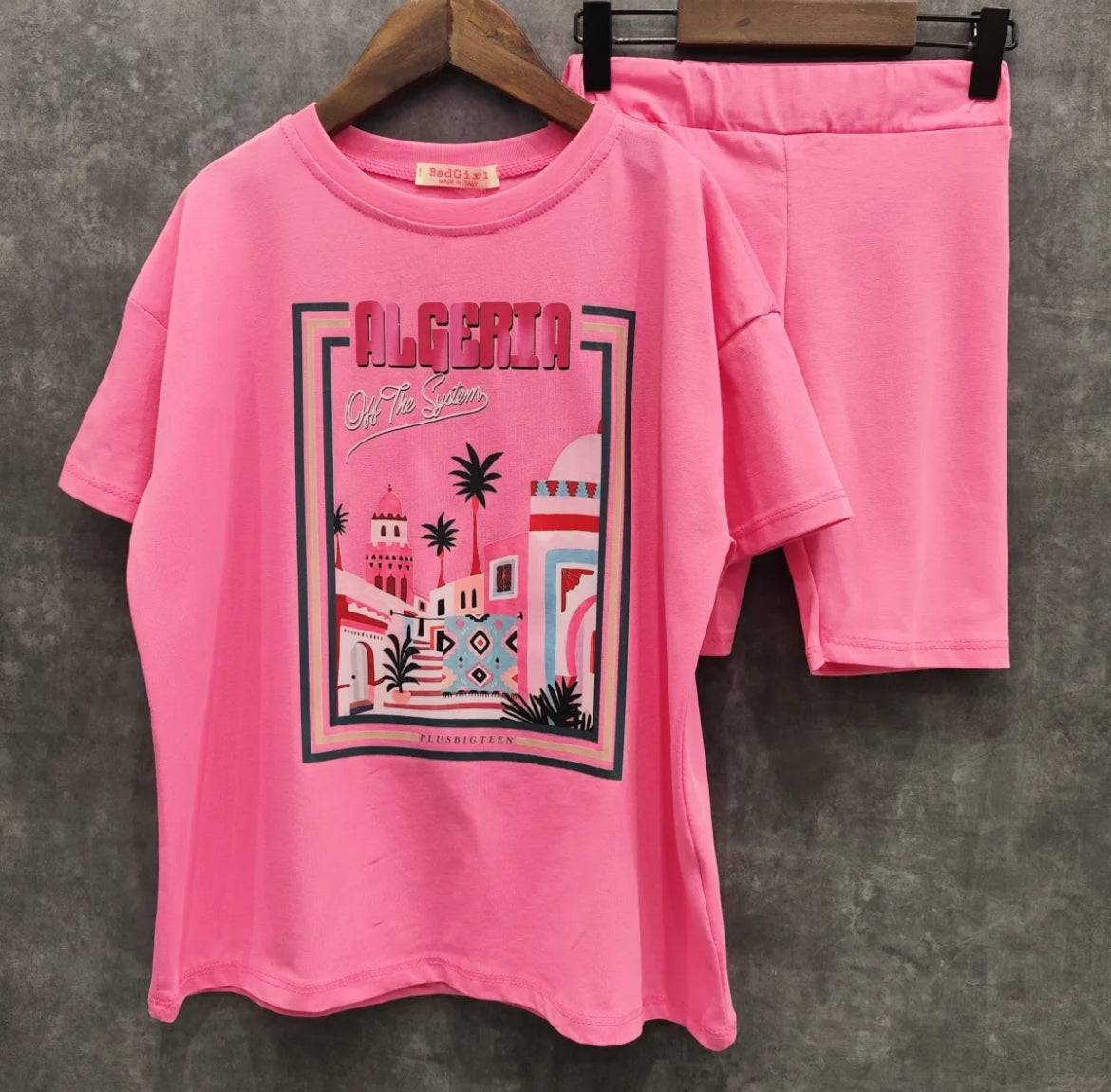 Ensemble fushia tee shirt et cycliste image Algérie