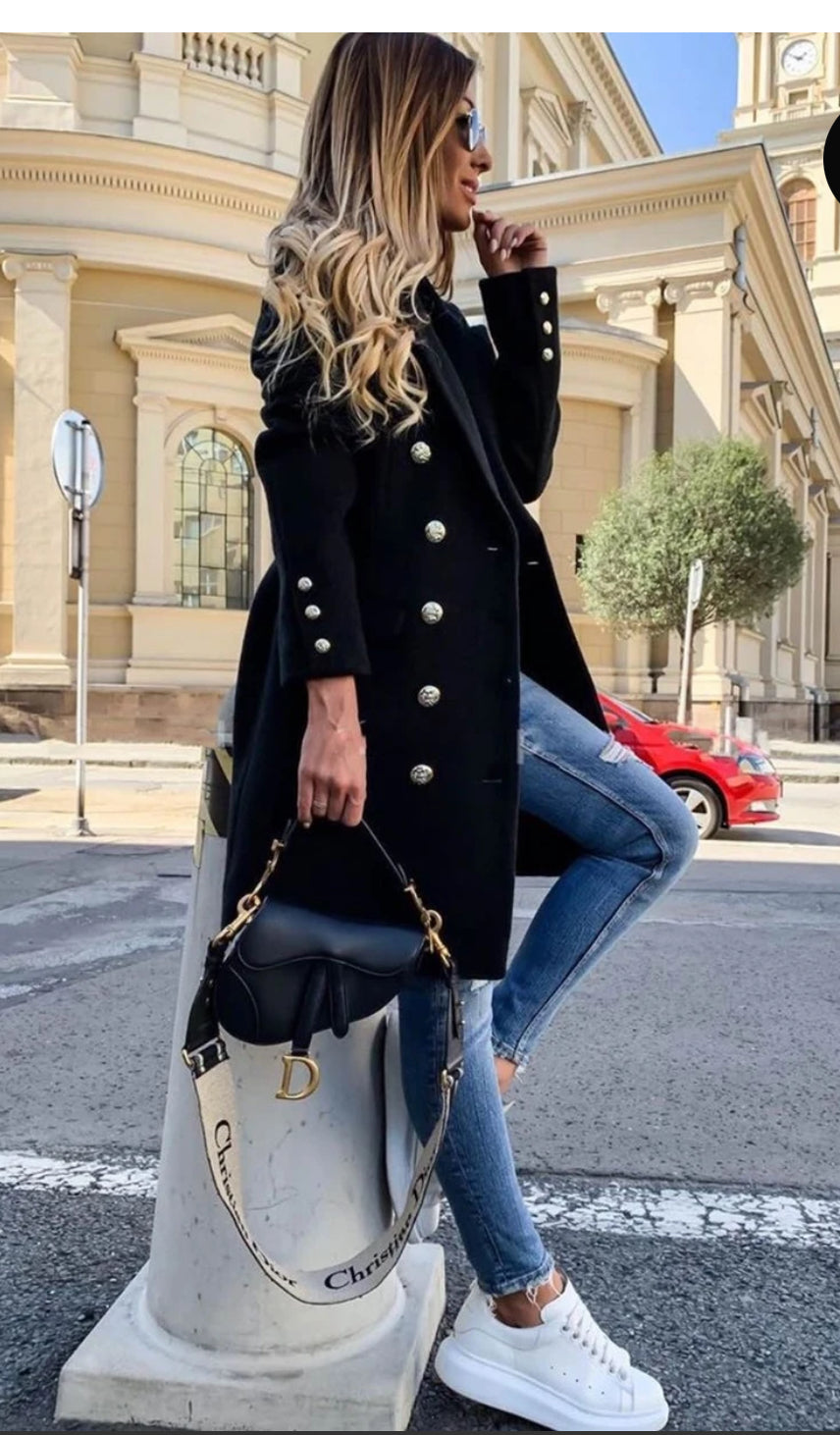 Manteau noir avec boutons officier