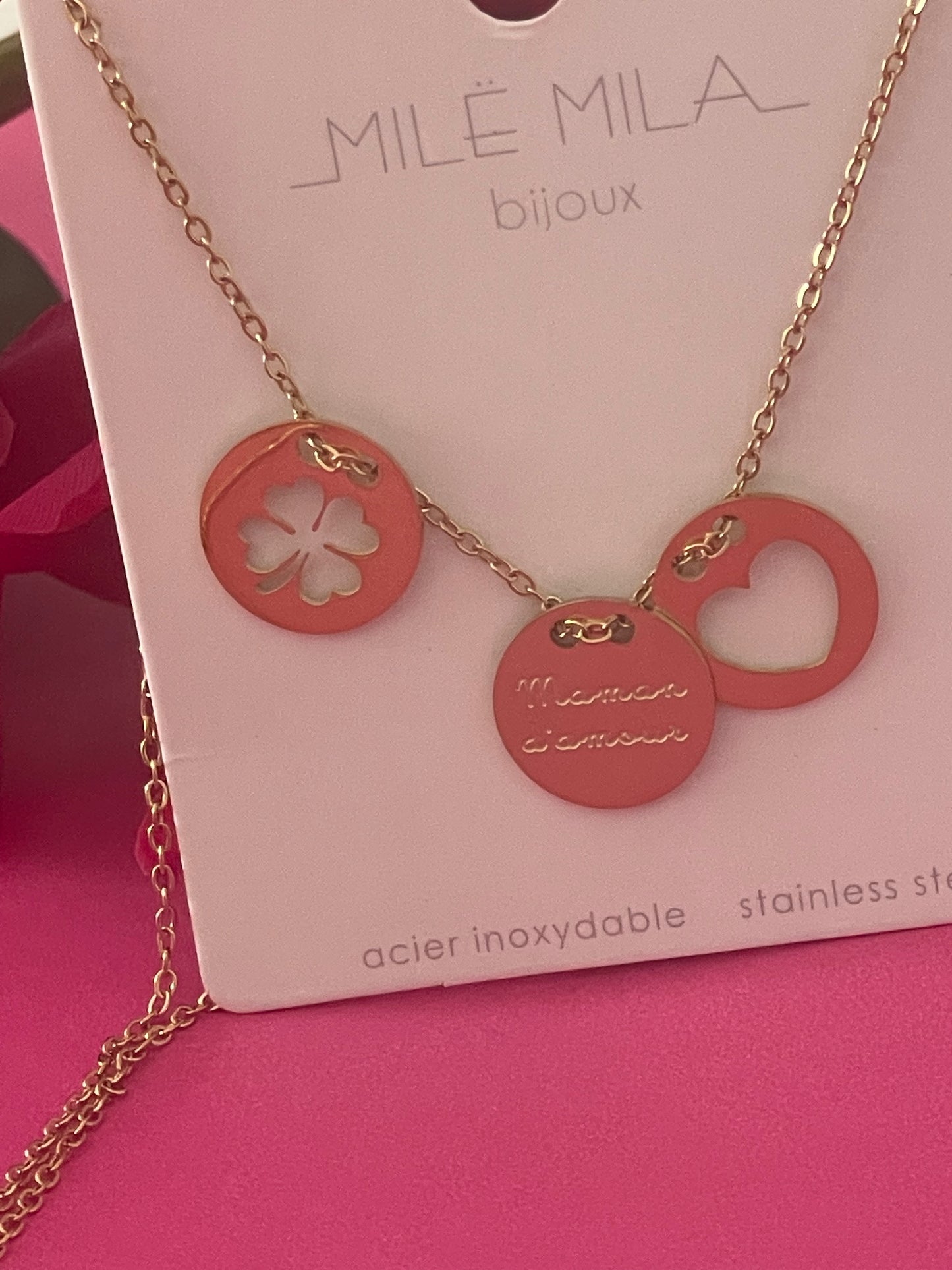 Collier 3 médaillons « maman d’amour, trèfle, coeur »