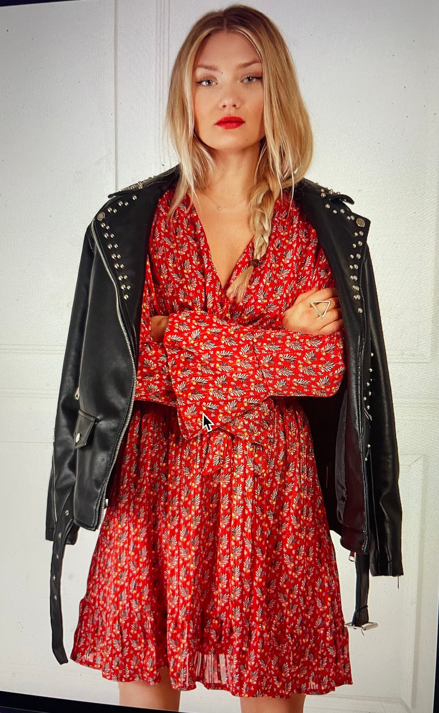 Robe rouge cache coeur motif
