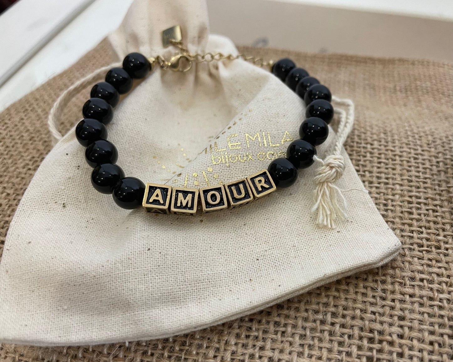 Bracelet résine perles « amour »
