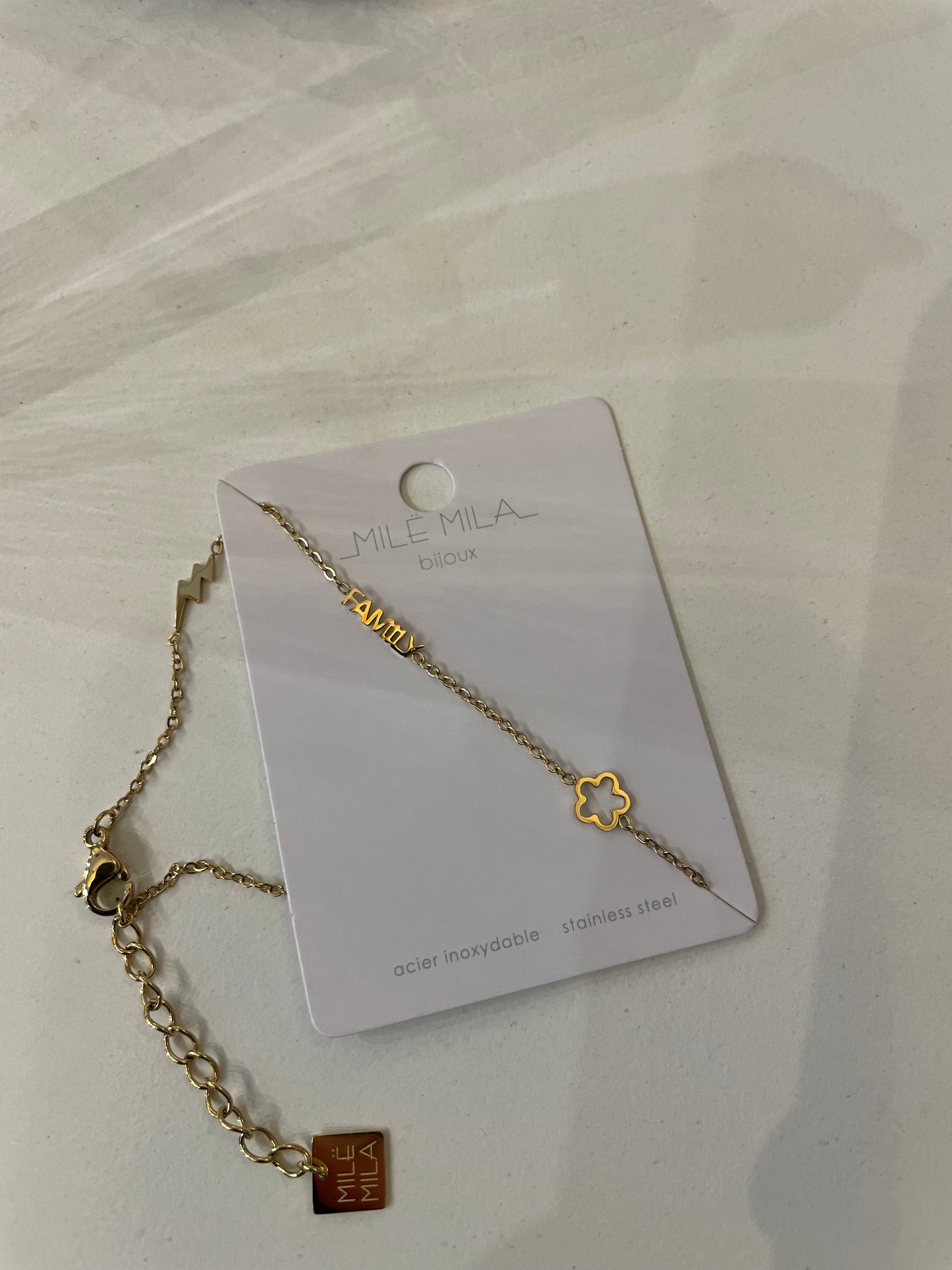 Fiole avec son bracelet à l’intérieur