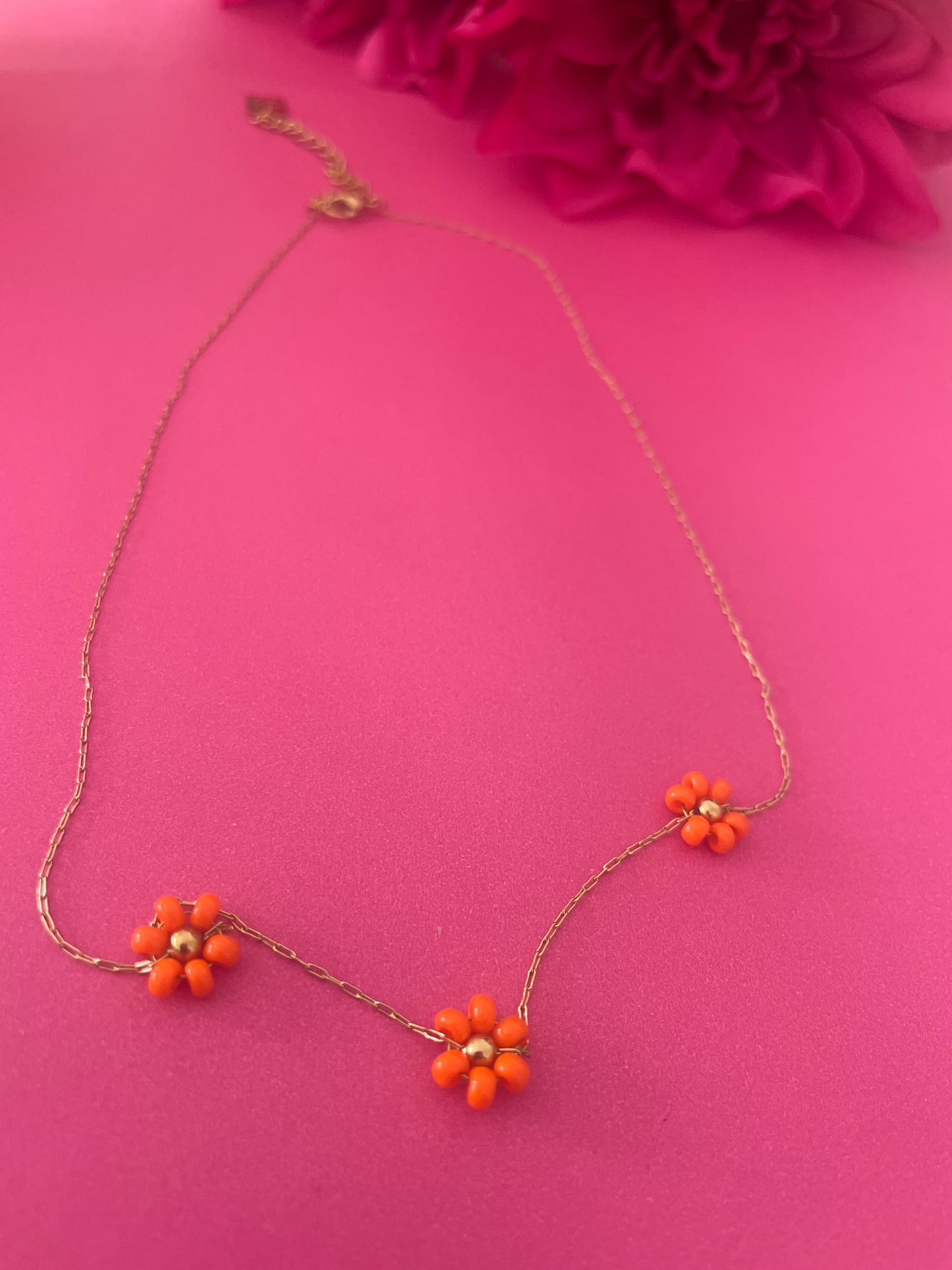 Collier fin avec fleurs orange