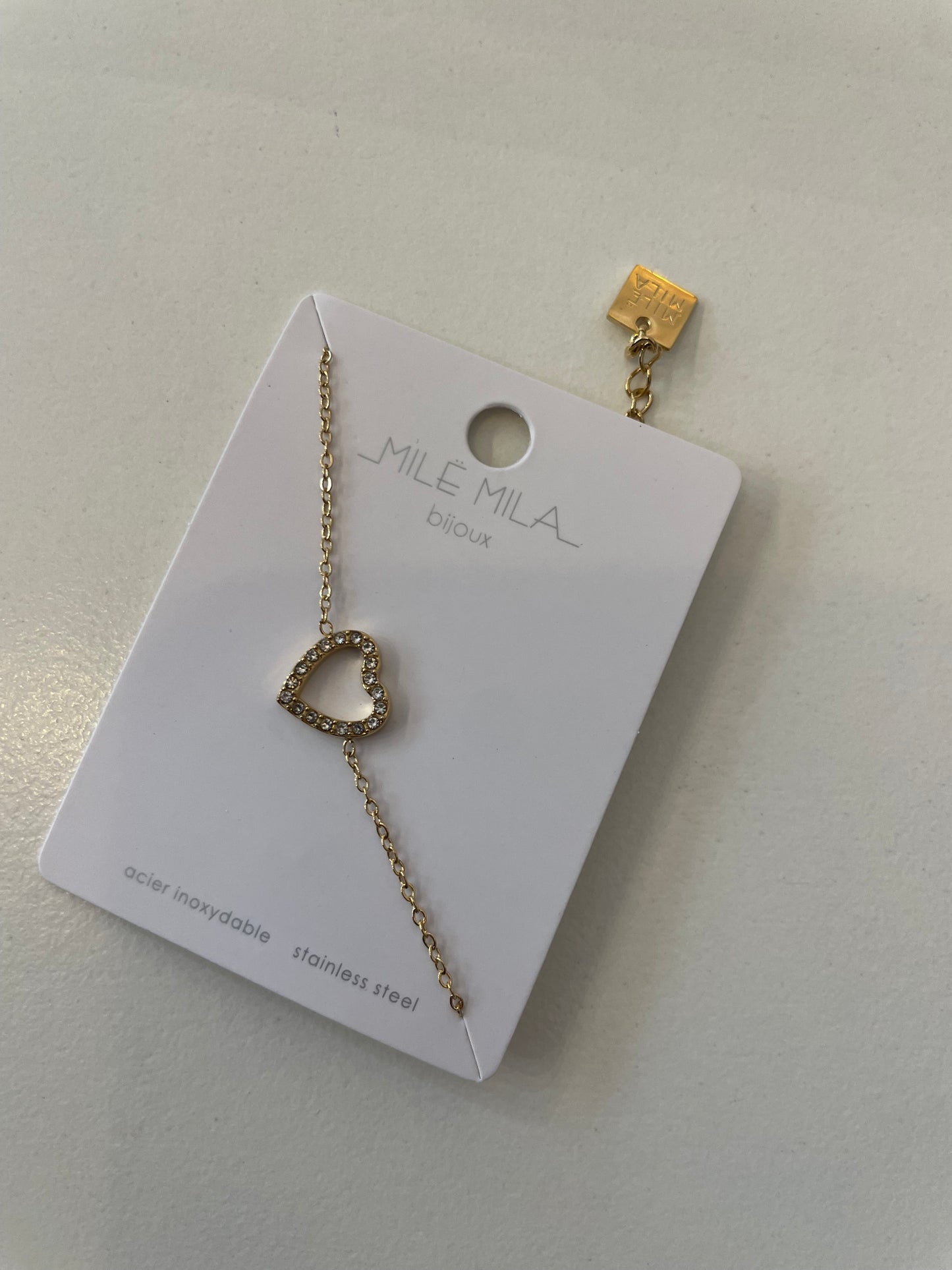 Fiole avec son bracelet à l’intérieur