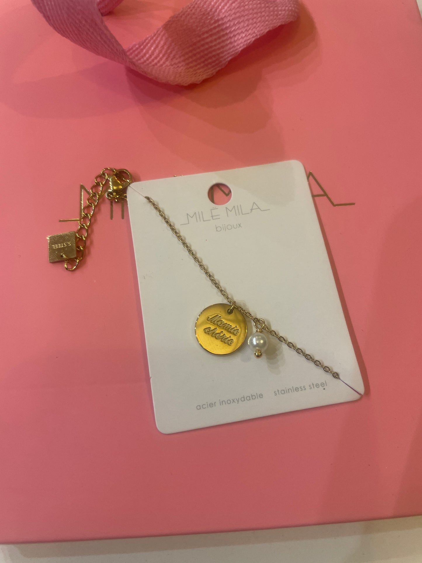 Fiole avec son bracelet à l’intérieur