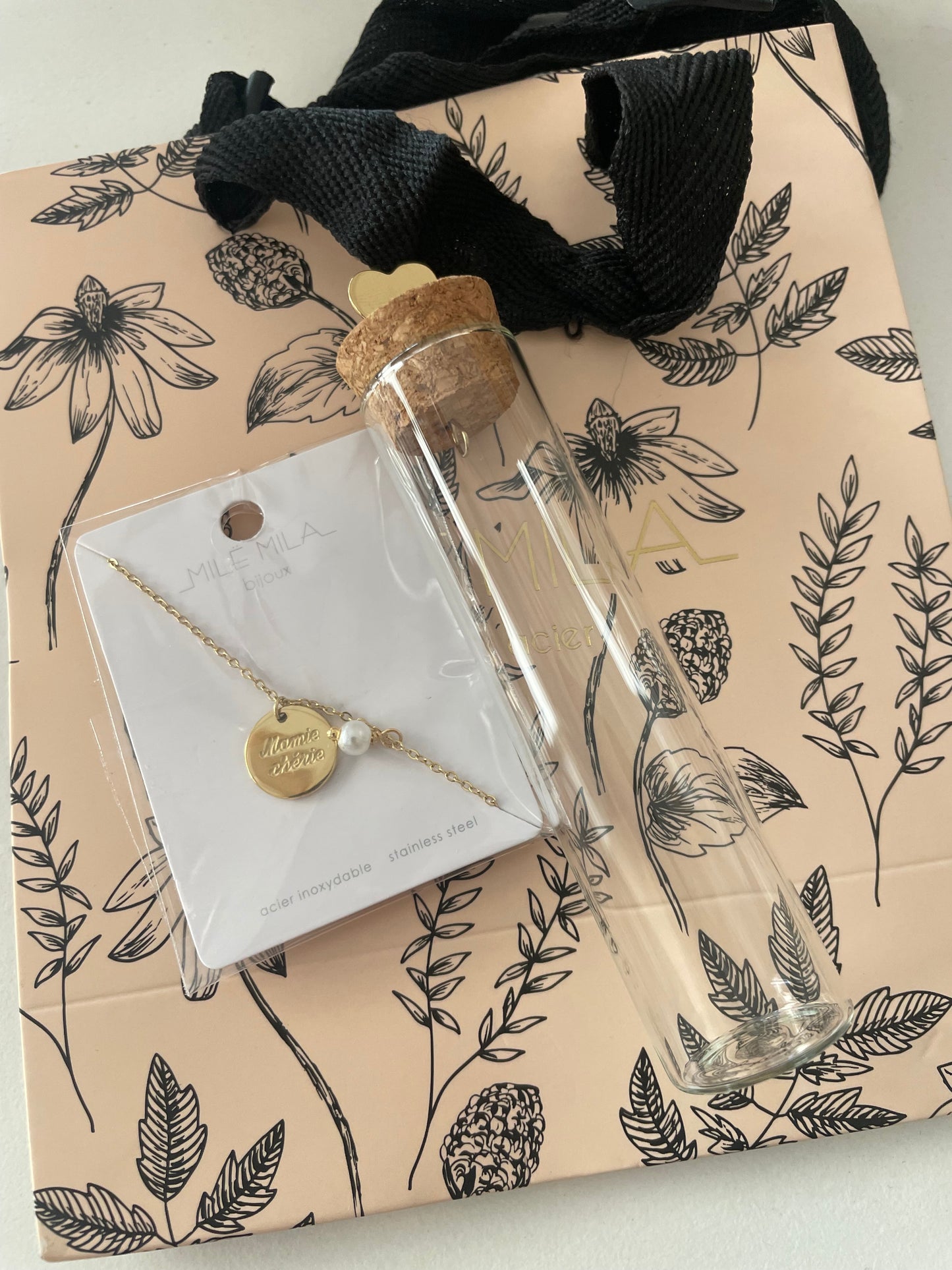 Fiole avec son bracelet à l’intérieur