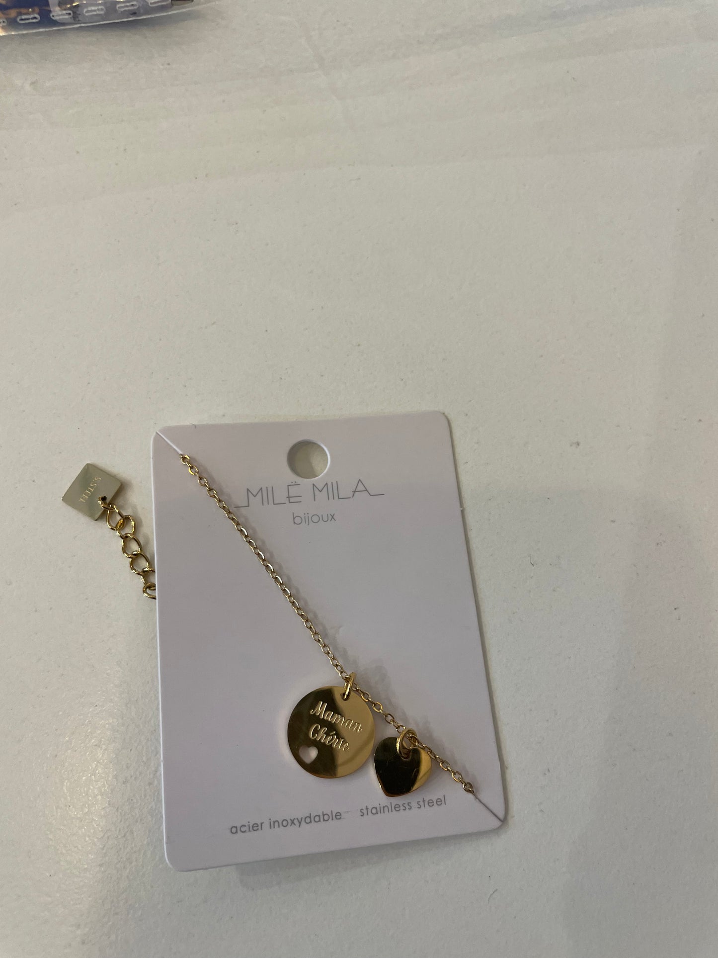 Fiole avec son bracelet à l’intérieur