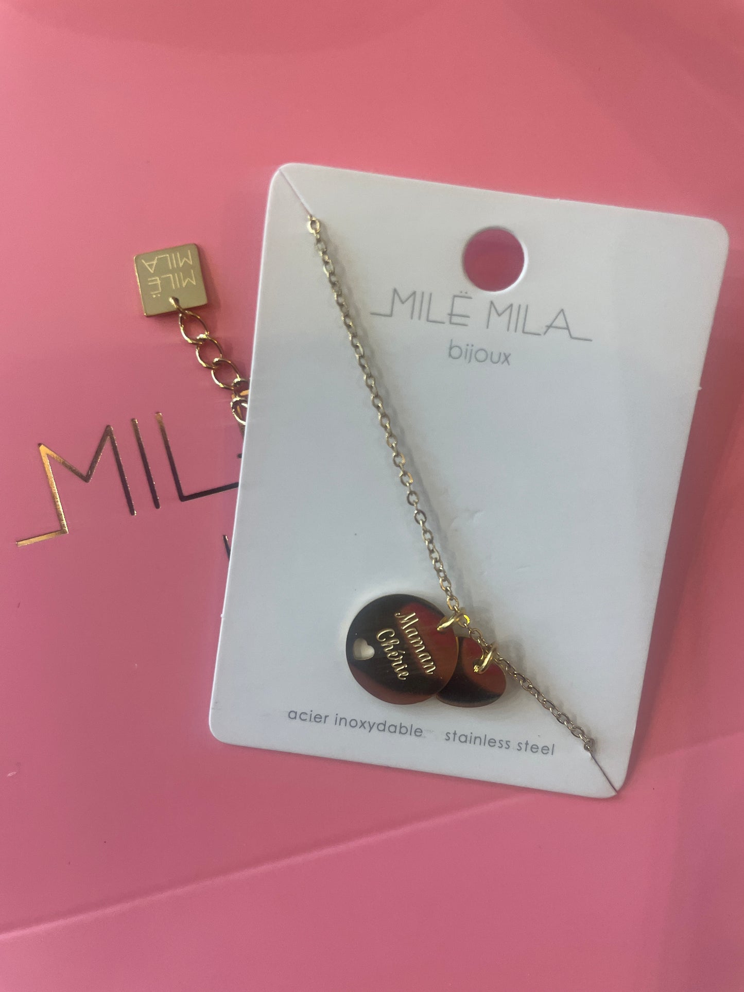 Fiole avec son bracelet à l’intérieur