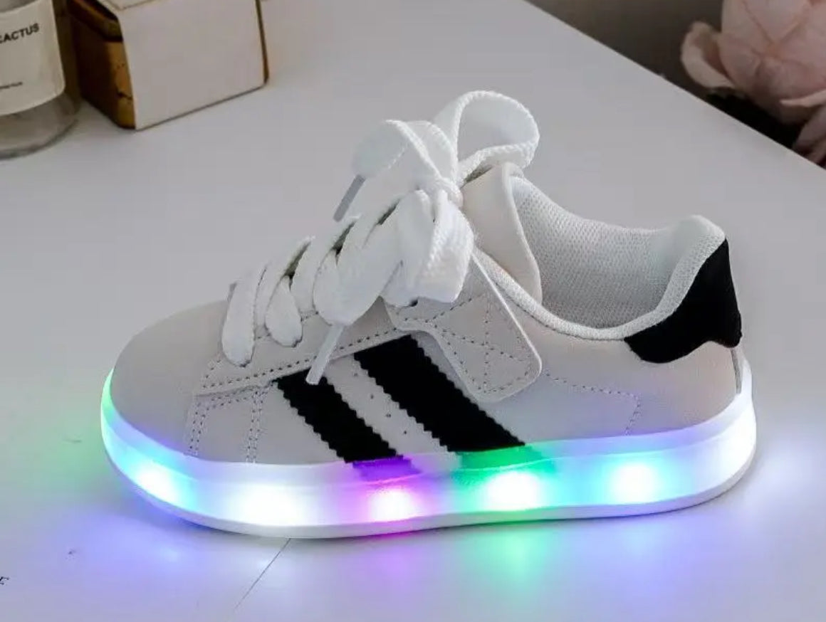Basket blanche et noire lumineuse avec scratch