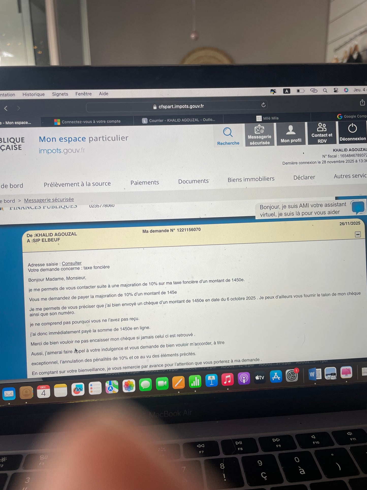 Fiole avec son bracelet à l’intérieur