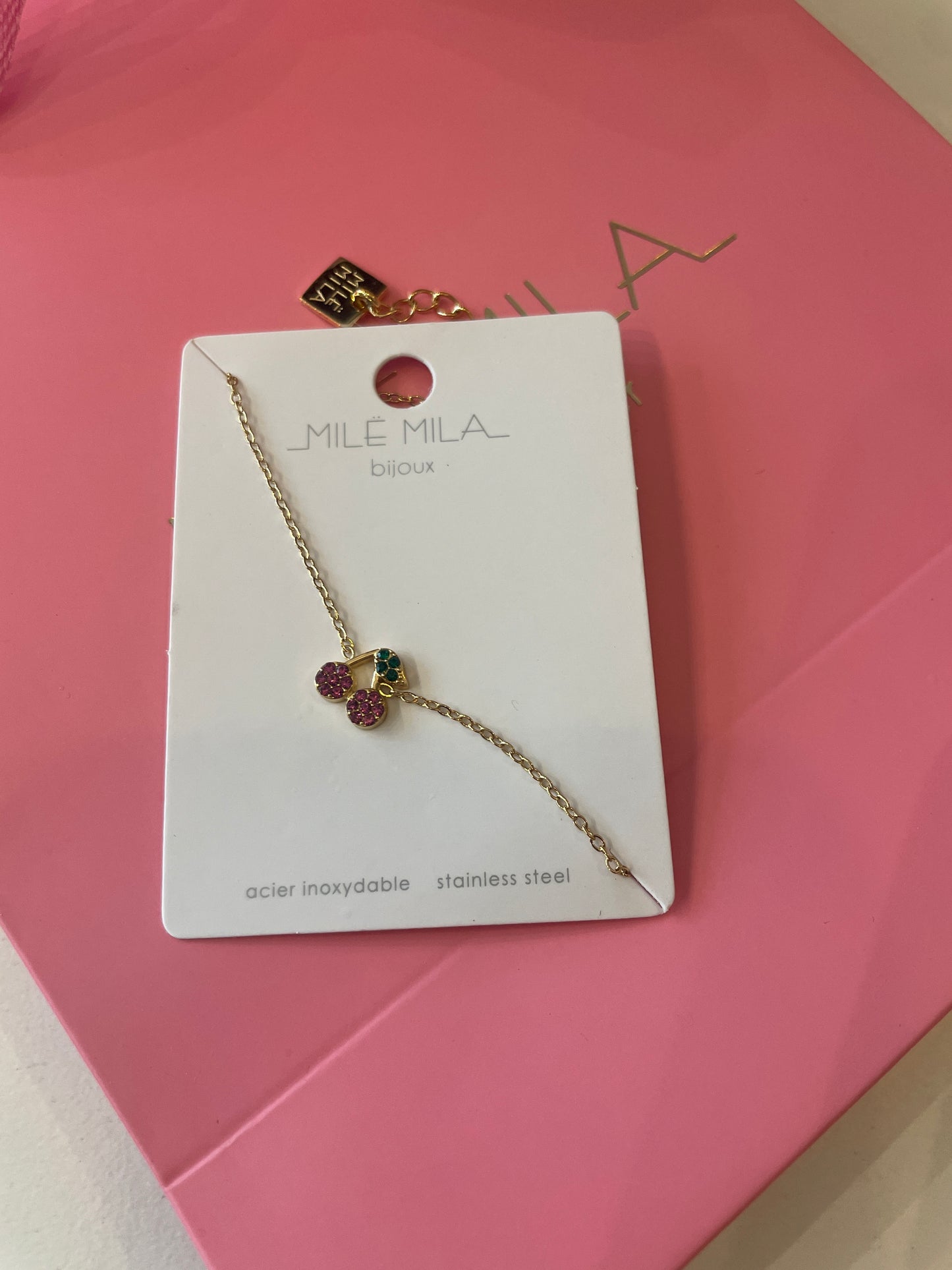 Fiole avec son bracelet à l’intérieur