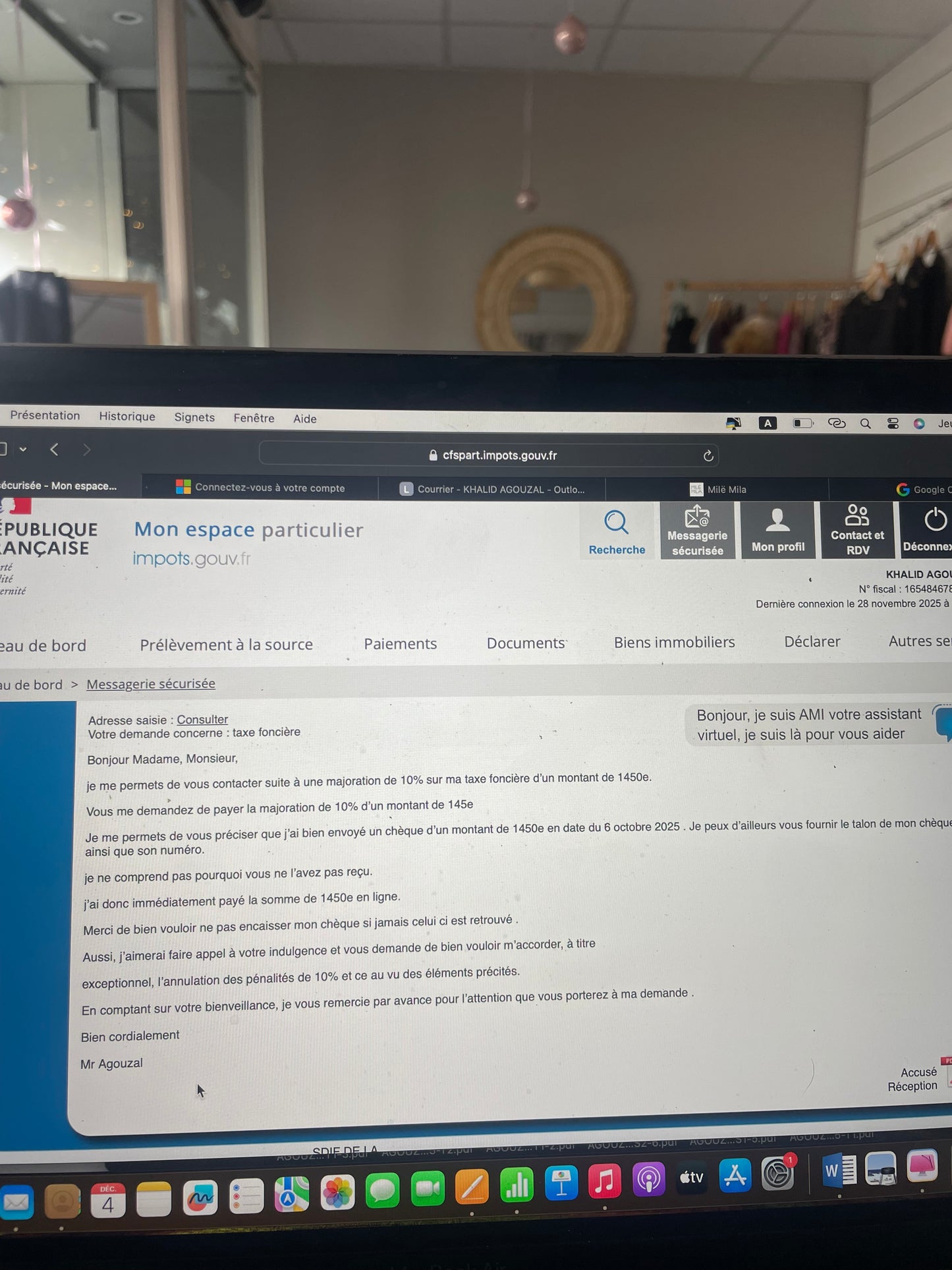 Fiole avec son bracelet à l’intérieur