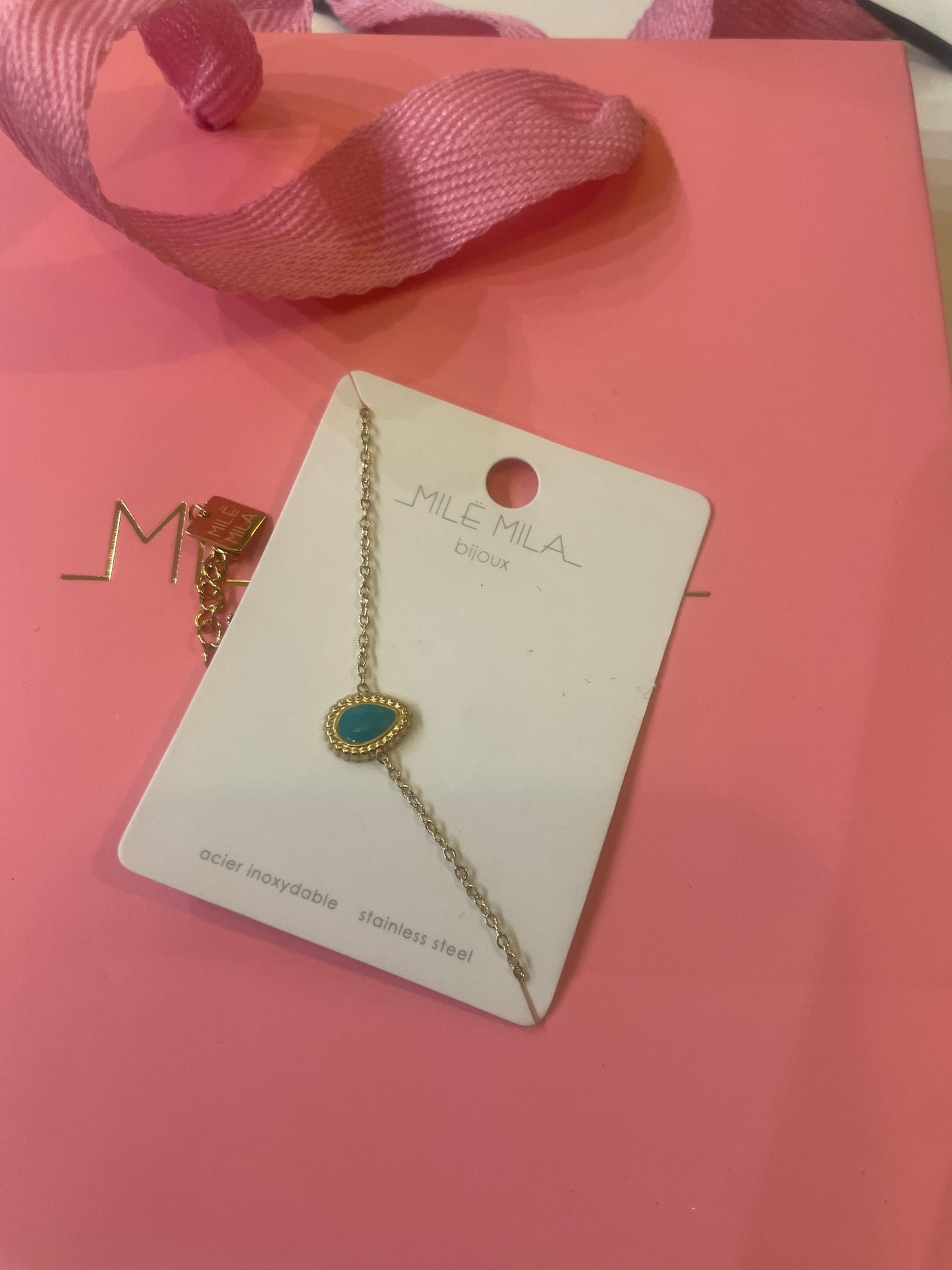 Fiole avec son bracelet à l’intérieur