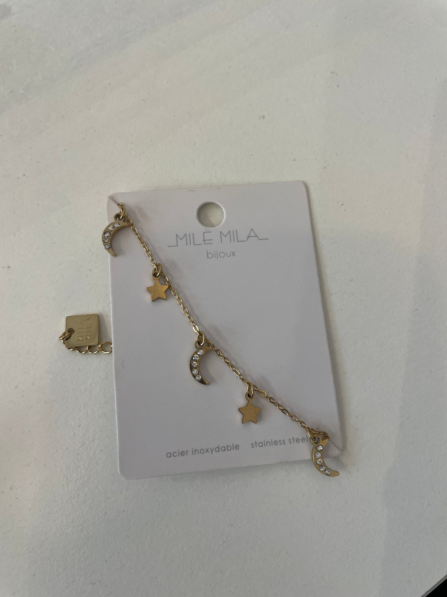 Fiole avec son bracelet à l’intérieur