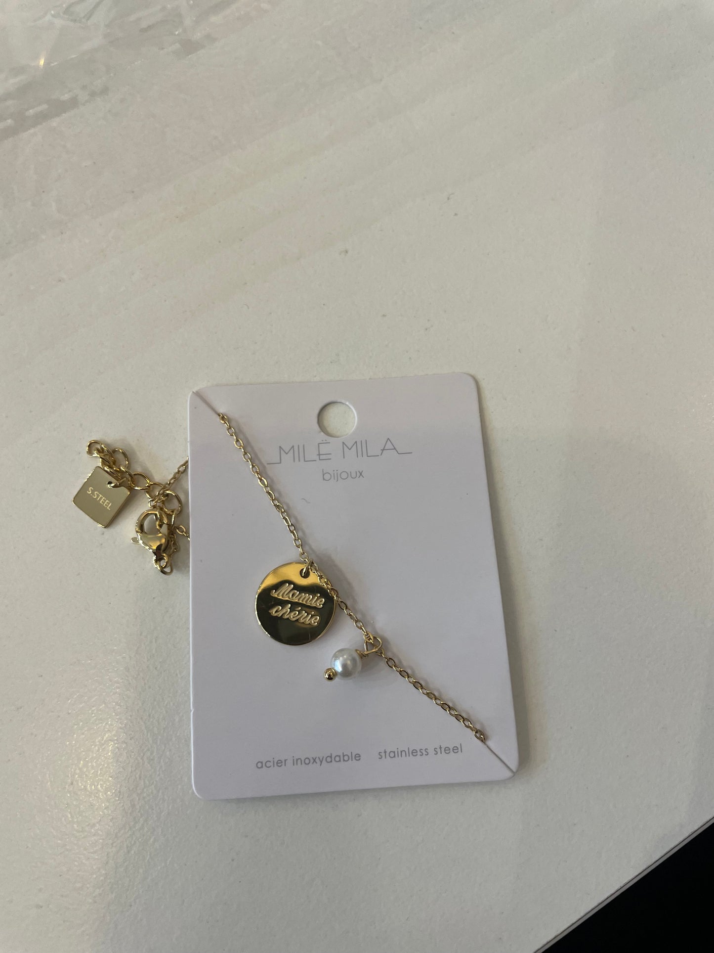 Fiole avec son bracelet à l’intérieur