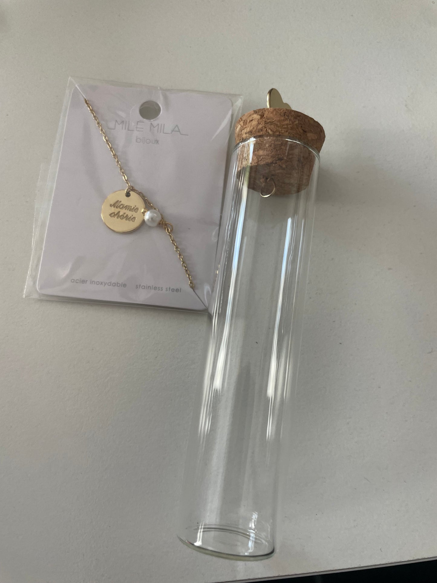 Fiole avec son bracelet à l’intérieur