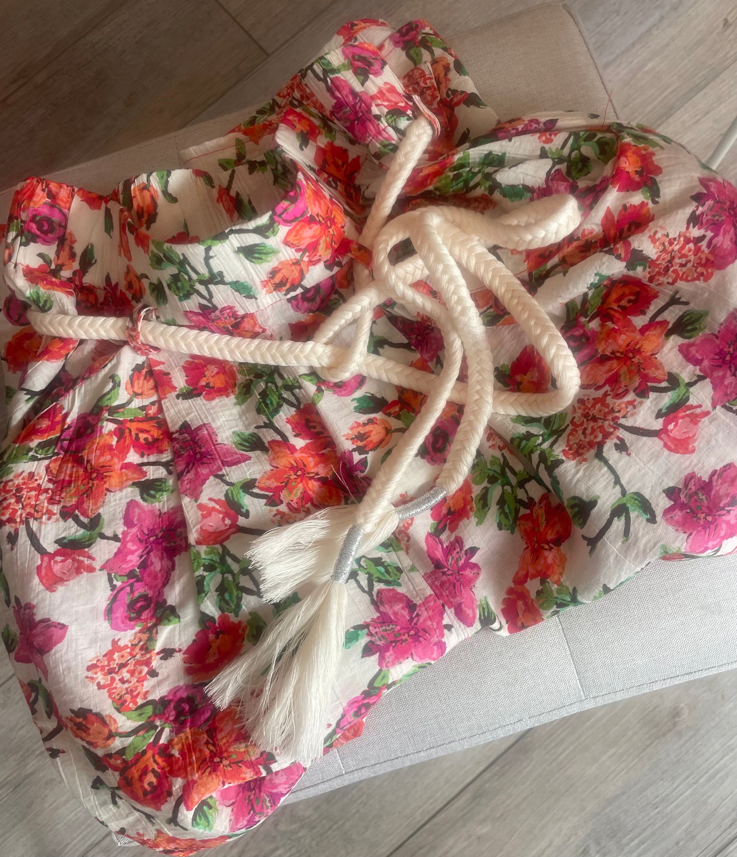 Pantalon fleurie avec cordon pompon