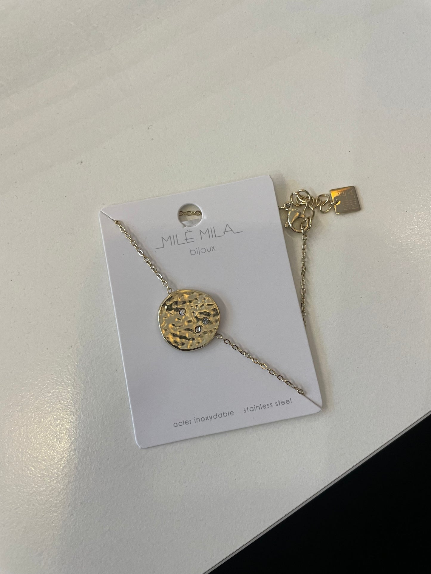 Fiole avec son bracelet à l’intérieur