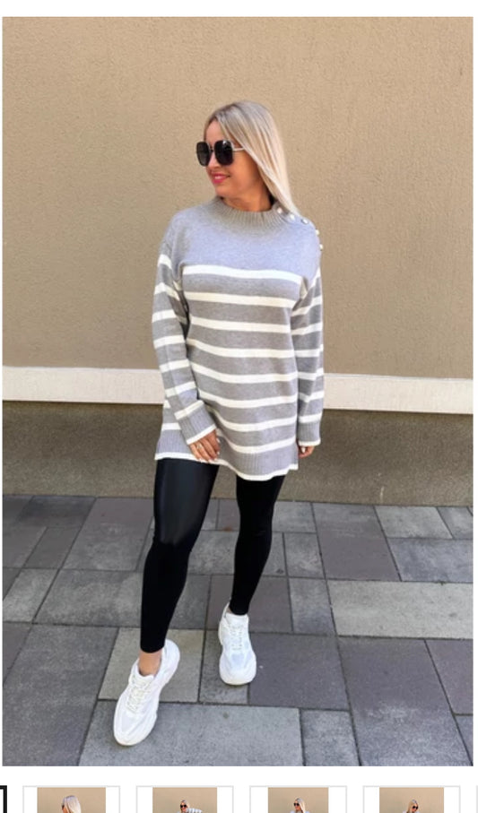 Pull gris à rayure blanche avec boutons officiers