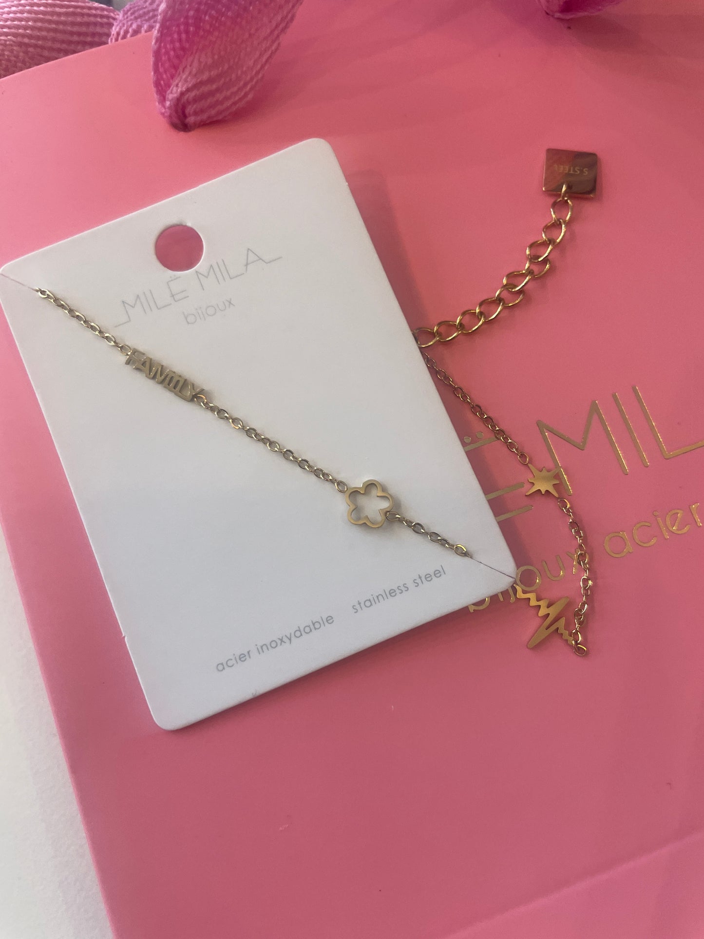 Fiole avec son bracelet à l’intérieur