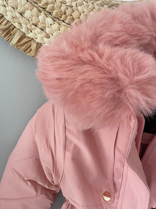 Manteau parka rose avec capuche et fourrure