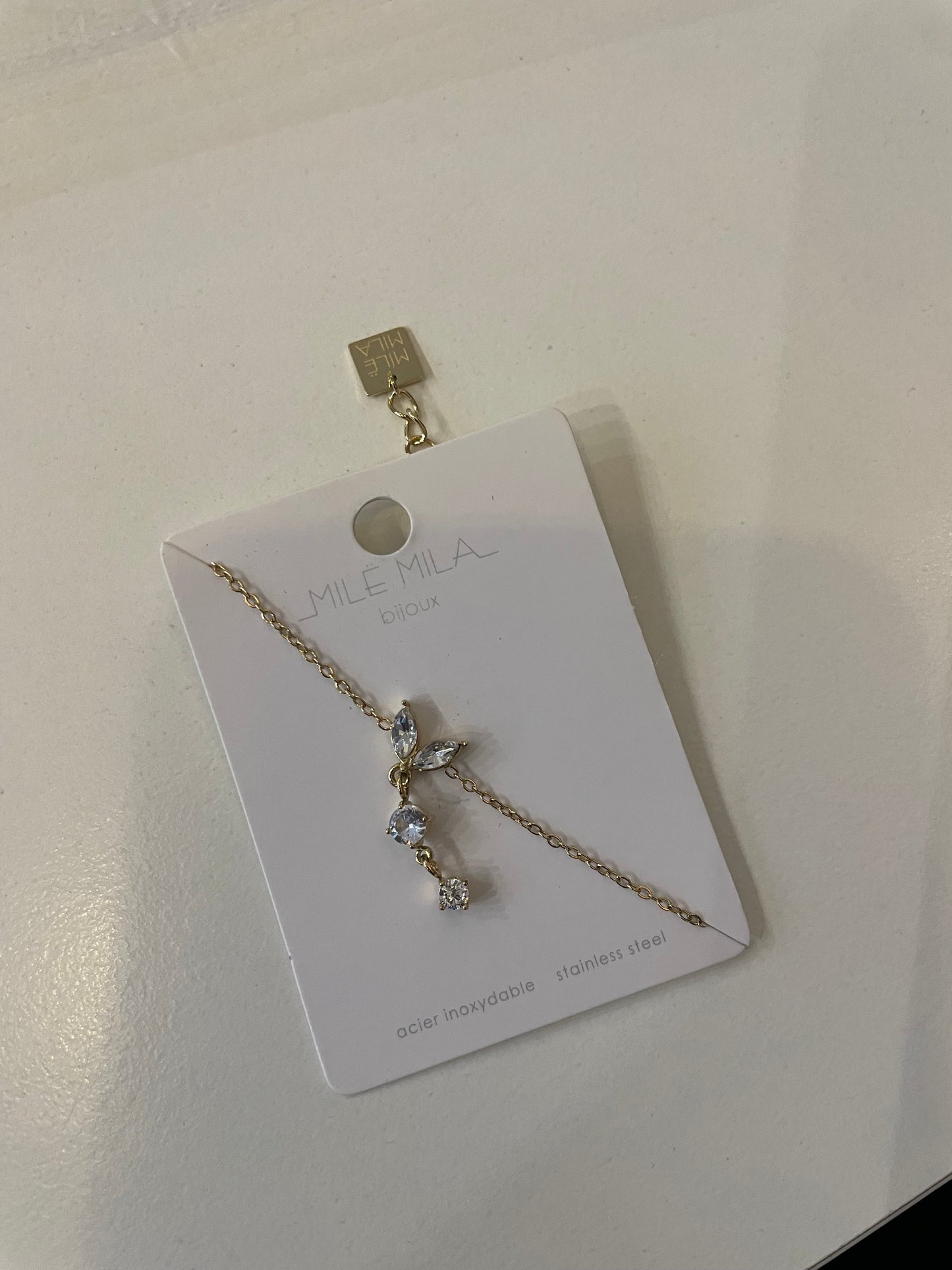 Fiole avec son bracelet à l’intérieur