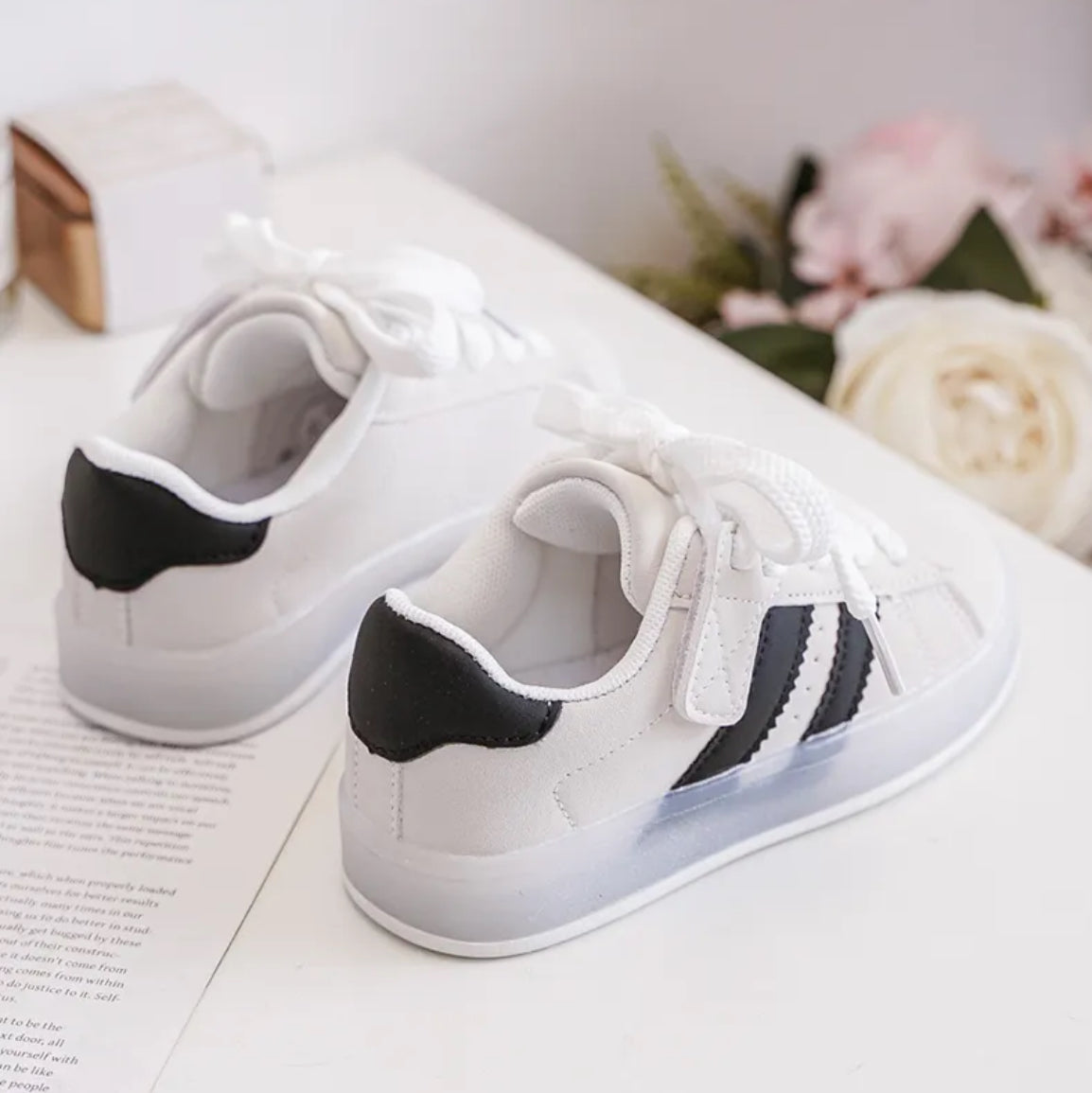Basket blanche et noire lumineuse avec scratch