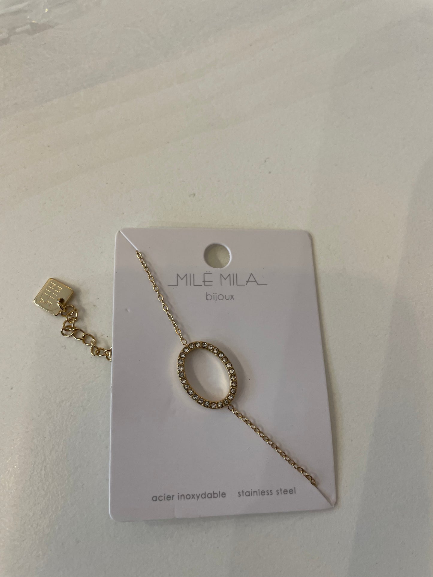 Fiole avec son bracelet à l’intérieur