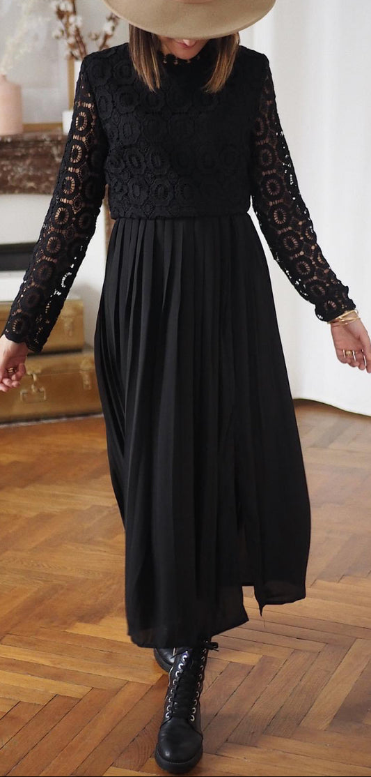 Robe longue noire avec dentelle